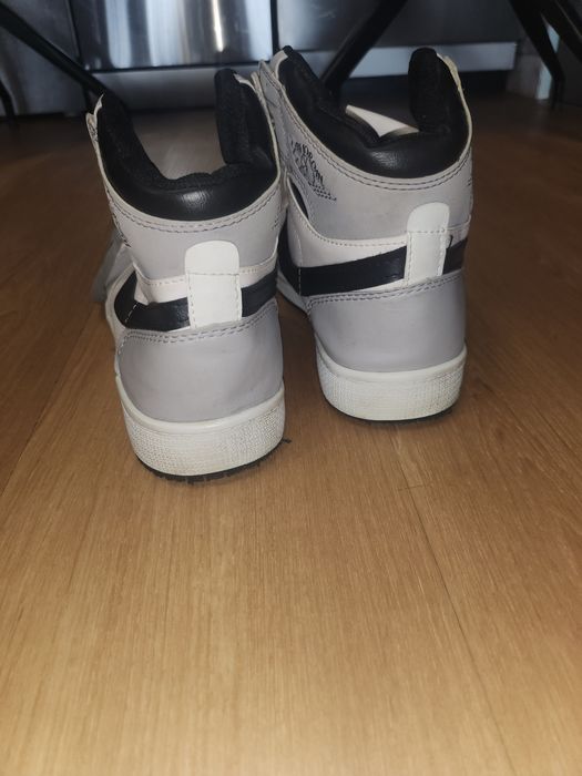 Продавам маратонки Сникърси Nike Air Jordan 1 Retro Hi