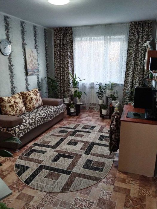 продам 2 комн квартиру на 1 этаже 2-х этажного дома