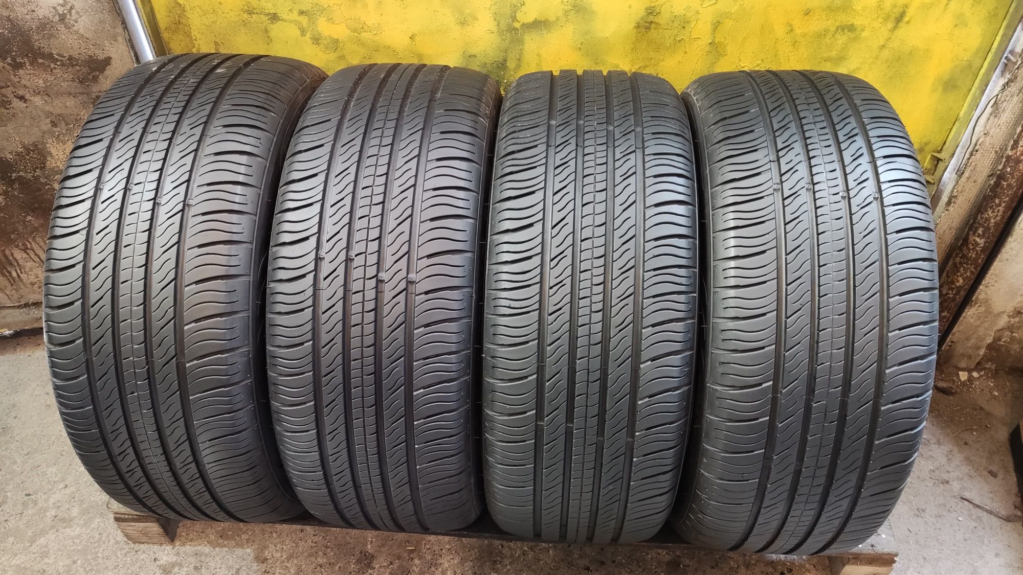 4бр всесезонни гуми 235/55/17 GT Radial , dot3620
dot3620
8.5mm грайфе