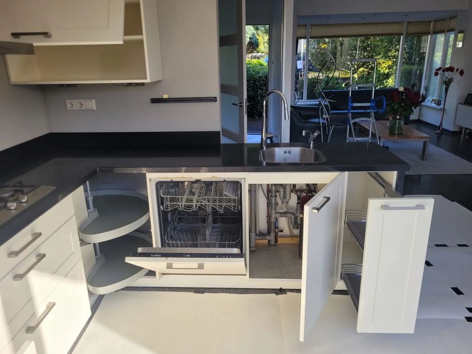 Bucătărie complet utilată – design modern, electrocasnice incluse