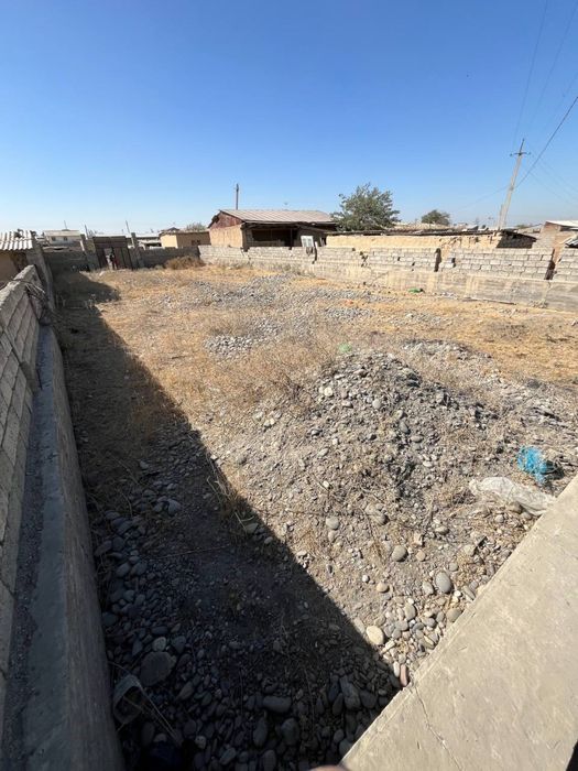 Ер сотилади .7.5 соток.Атрофи  девол билан уралган