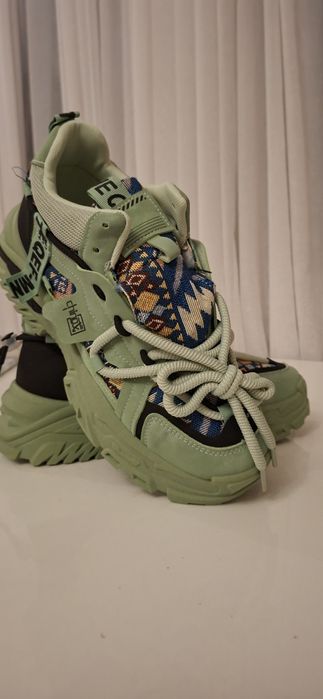 Кроссовки зеленые