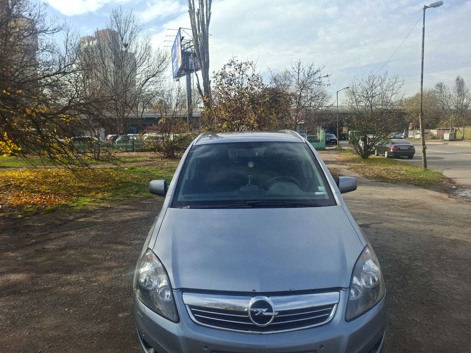 Продавам Опел Зафира 2010 година.