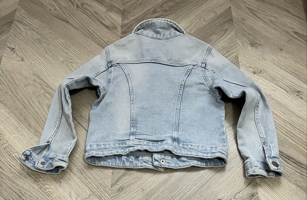Geaca de blugi H&M pt fetite 6-7 ani/ 122 cm