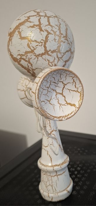 Kendama  alba cu pete galbene