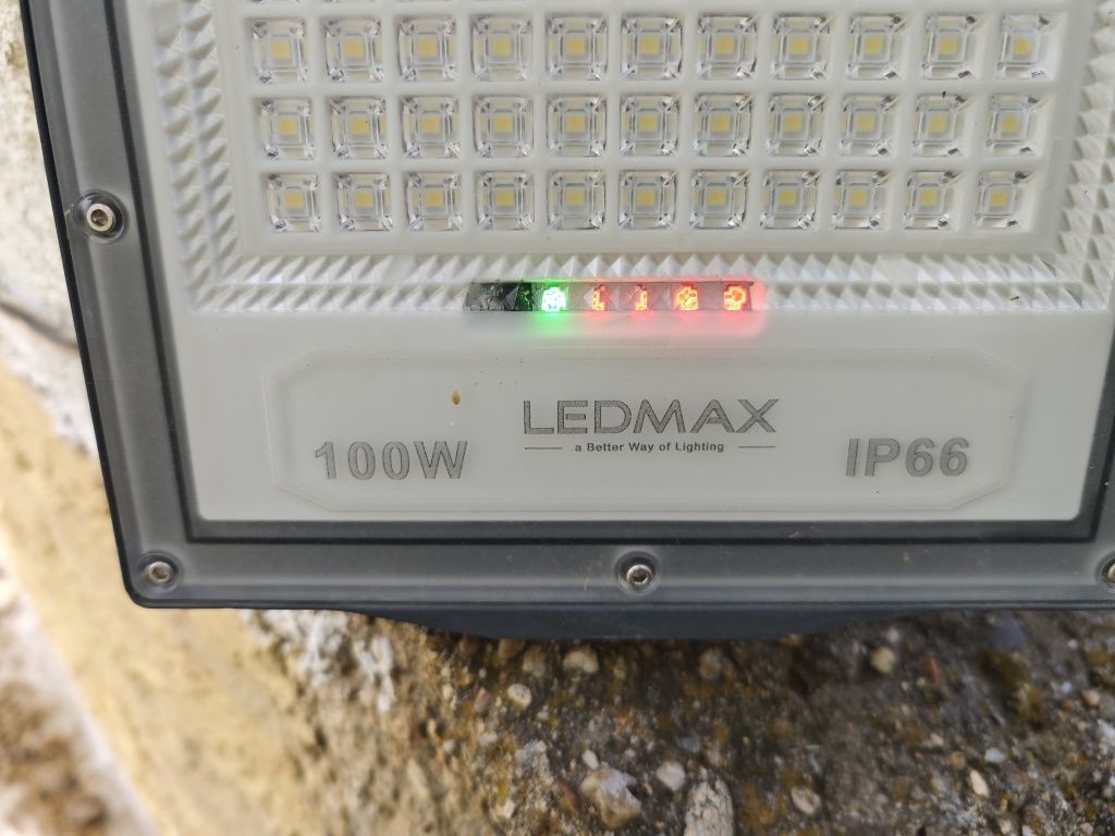 Повече от 10 часа свети  Соларна лампа с Solar LED панел 100 вата