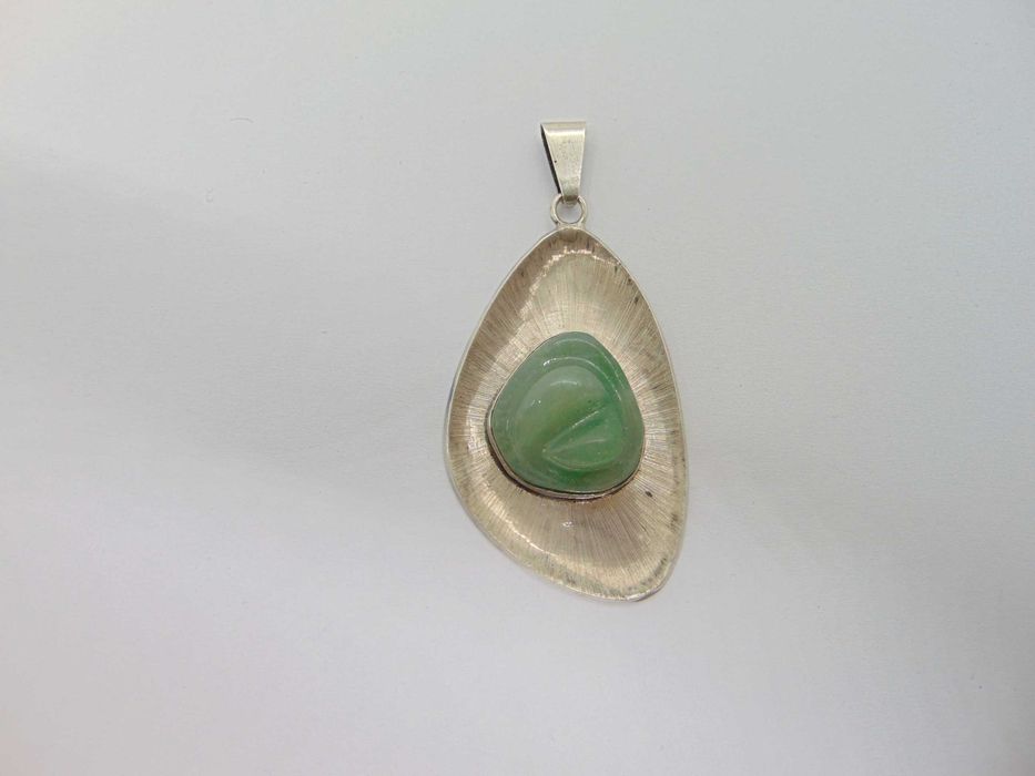 Pandantiv lucrat manual din argint cu jad