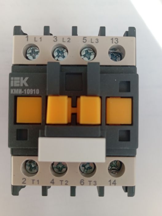 Продам 5 новых контактора IEK КМИ-10910