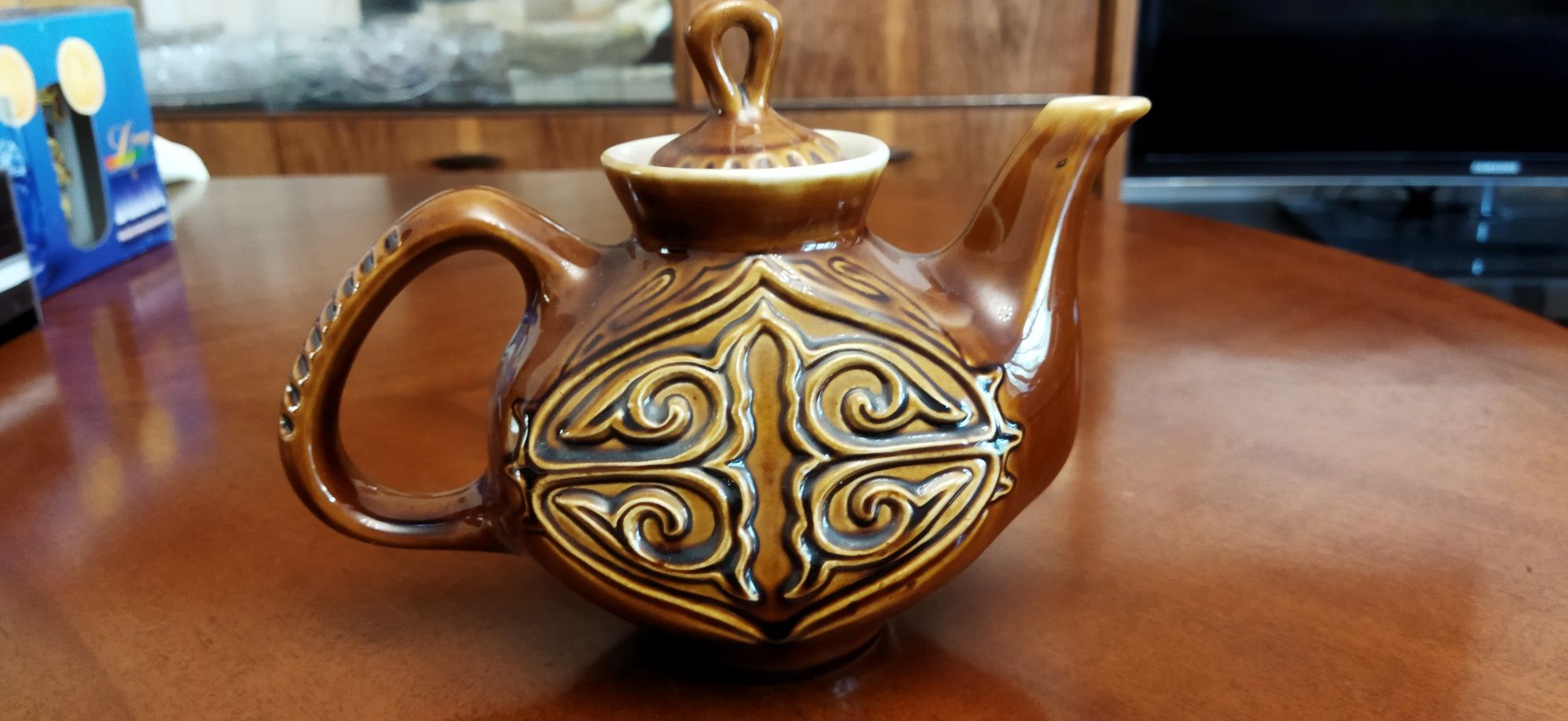 Продаю сувенирный чайник из керамики посвящённый олимпиаде 1980г