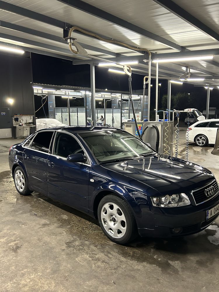Audi A4.