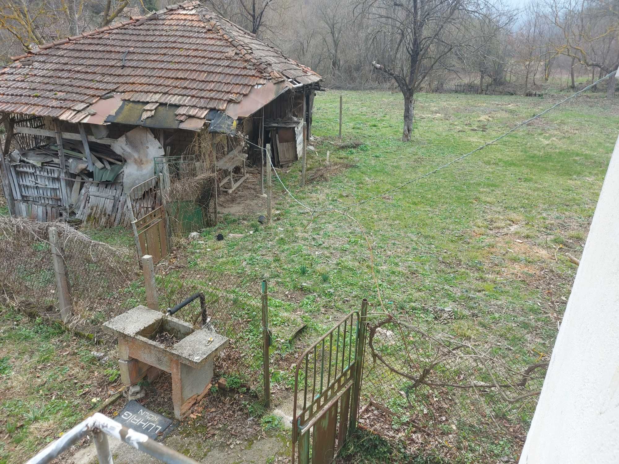 Двуетажна къща, 8 стаи, плевня, до река, 1. 7 дка двор