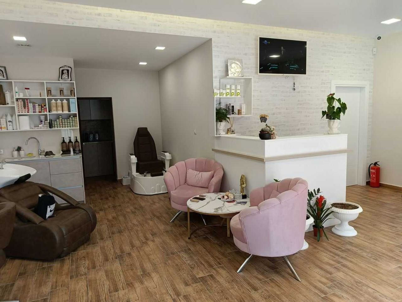 Продава се Магазин в Пловдив, Тракия - 69 кв.м за 3580 €/кв.м - Снимка #16