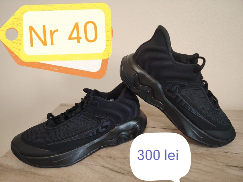 De vânzare pantofi sport diferite modele