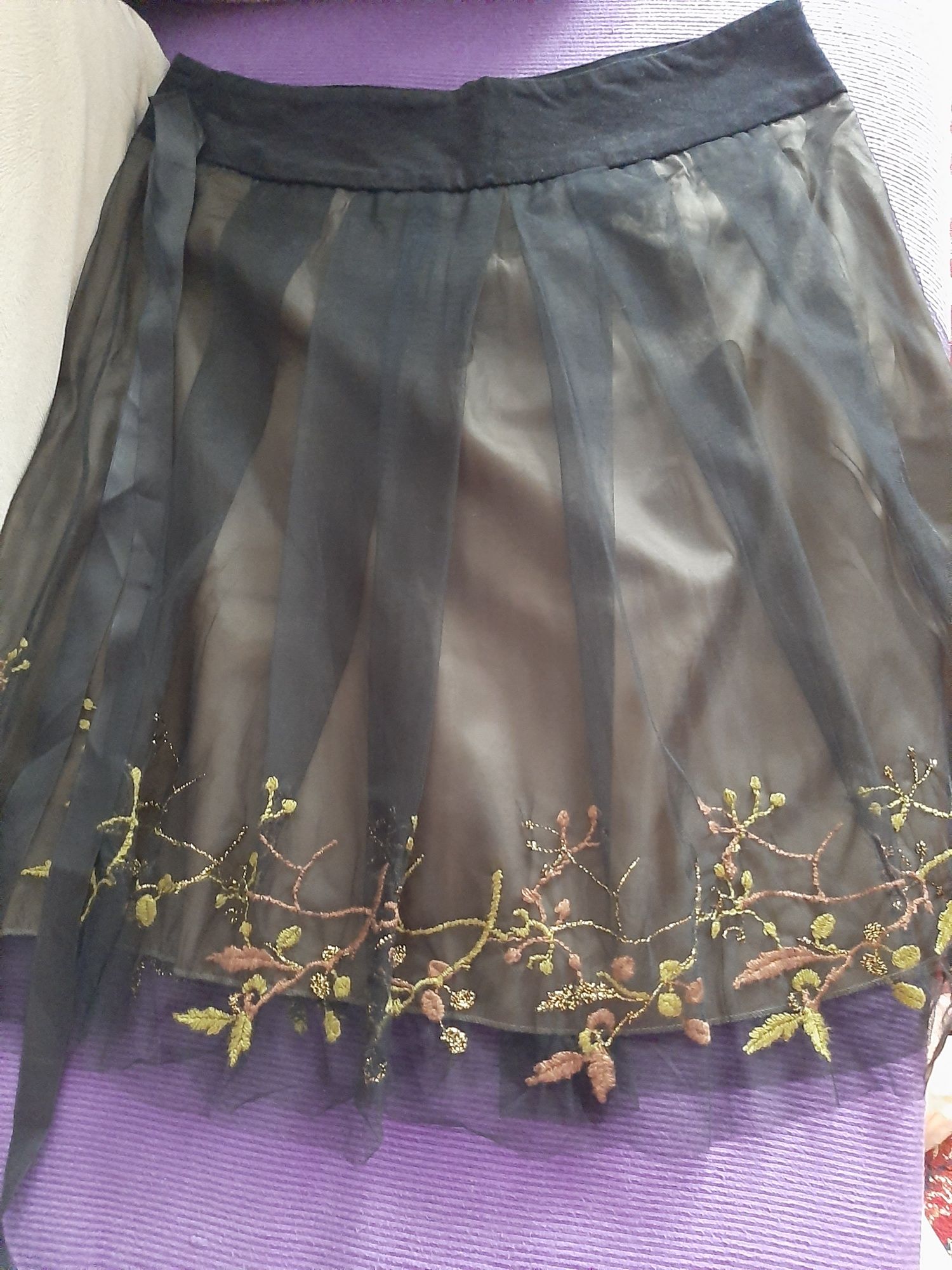 Fustă elegantă cu broderie. Nouă fără etichetă