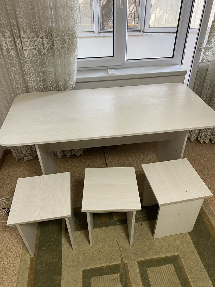 Стол с табуретками для кухни