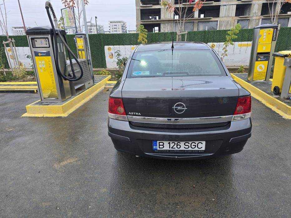 Vand Opel Astra H Sedan 1.6 benzina 116 hp An 2011