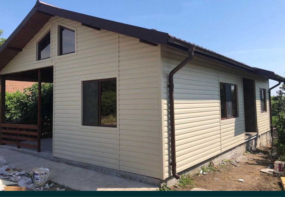 Casă pe structură metalică învelită în panouri sandwich