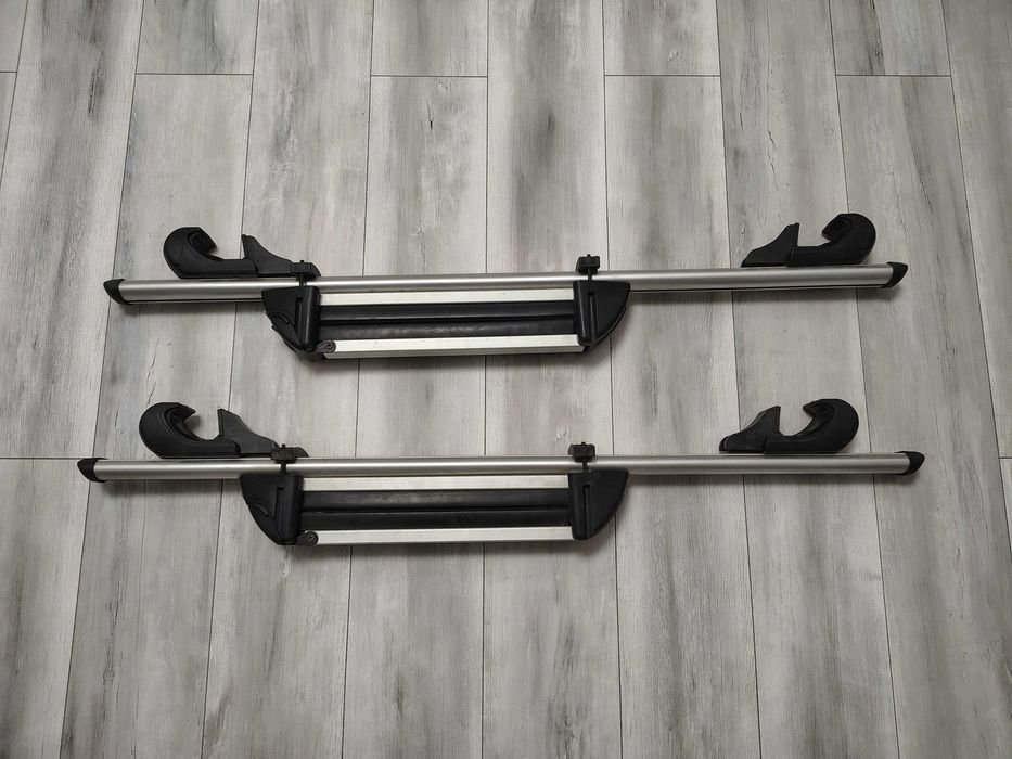 Suport schiuri auto universal – 2 schiuri / 1 snowboard cu chei