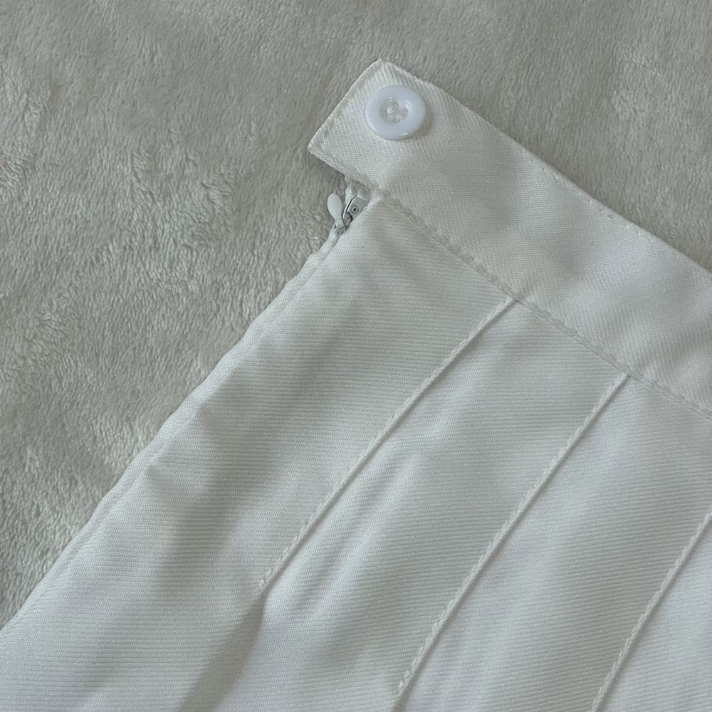Белая женская юбка с шортами
