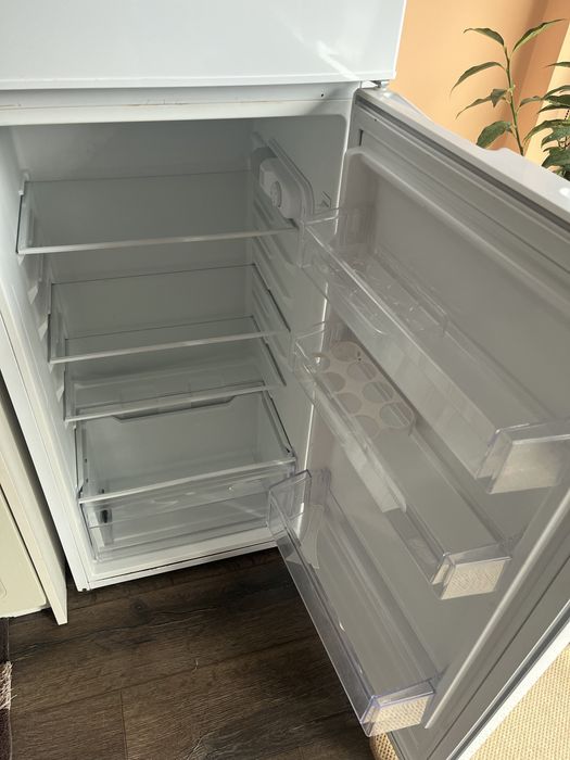 Бял хладилник Atlantic AT-283 с горна камера