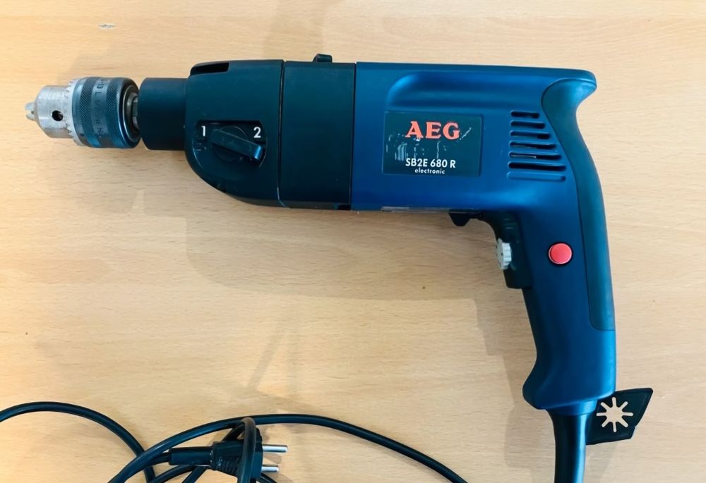 УДАРНА БОРМАШИНА AEG Atlas Copco SB2E 680-R Germany 
Мощност: 680 W