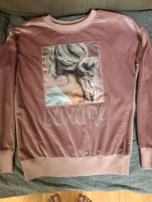 Предлажам красива блестяща блуза за момиче на 9-10г.