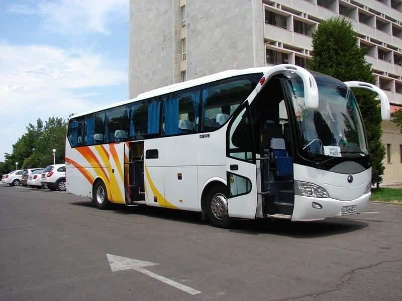 Автобус Yotong ва Mercedes-Benz 55 ўриндиқ