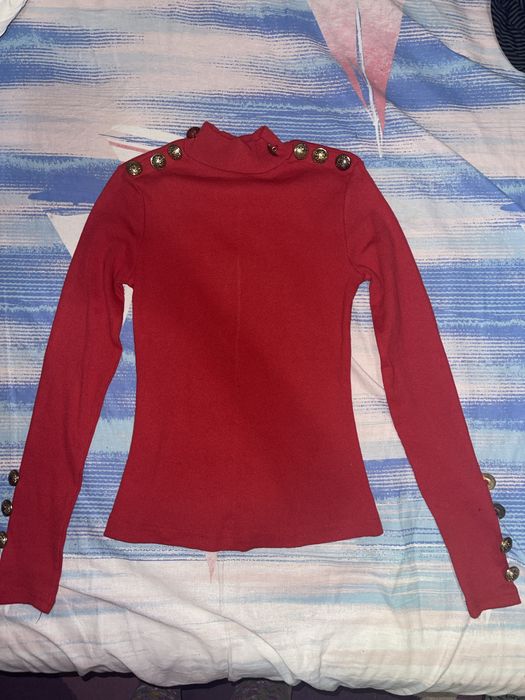 Pulover rosu pe gat nou, cu detalii de nasturi, S