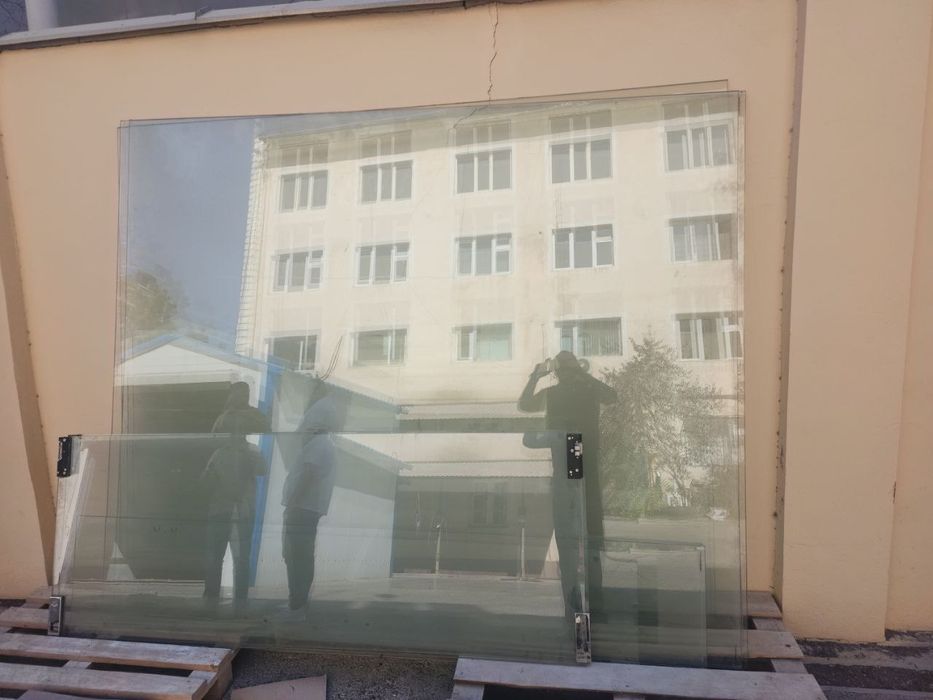 Стекло от ветрины магазина было использованно не много есть в наличи