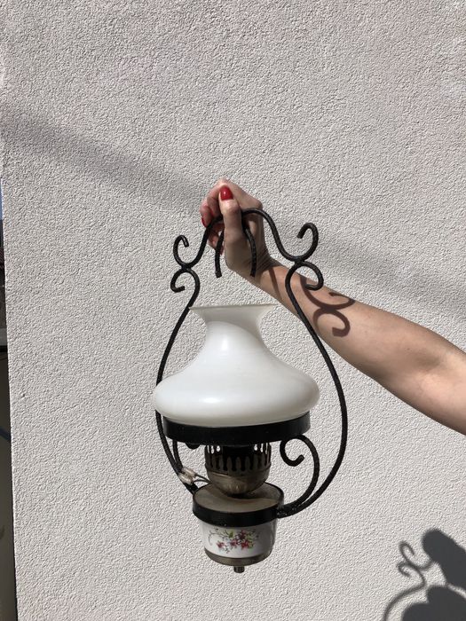 Lampă electrică din fier forjat si porțelan cu abajur din sticlă albă