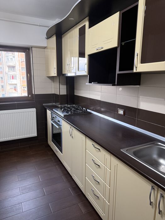 Inchiriez apartament 3 camere zona centrala B dul Revolutiei