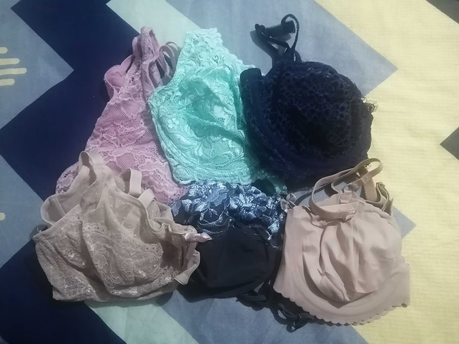 Lot sutiene din dantelă, diverse mărimi și culori. Conține și un body