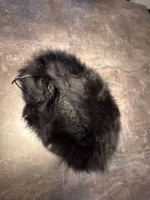 Ефектна зимна шапка с естествена кожа и косъм