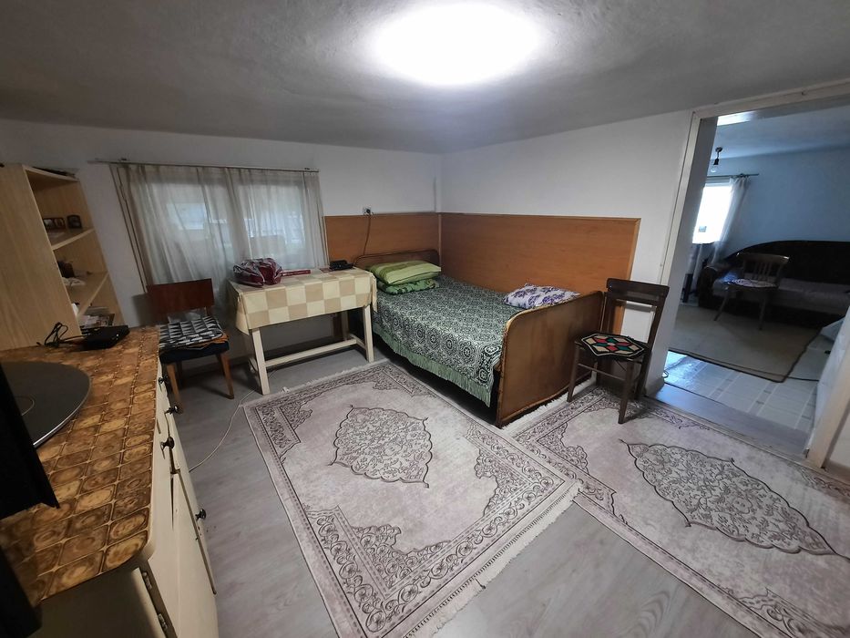 Продавам къща на 2 етажа с 2 гаража и доп. постройки