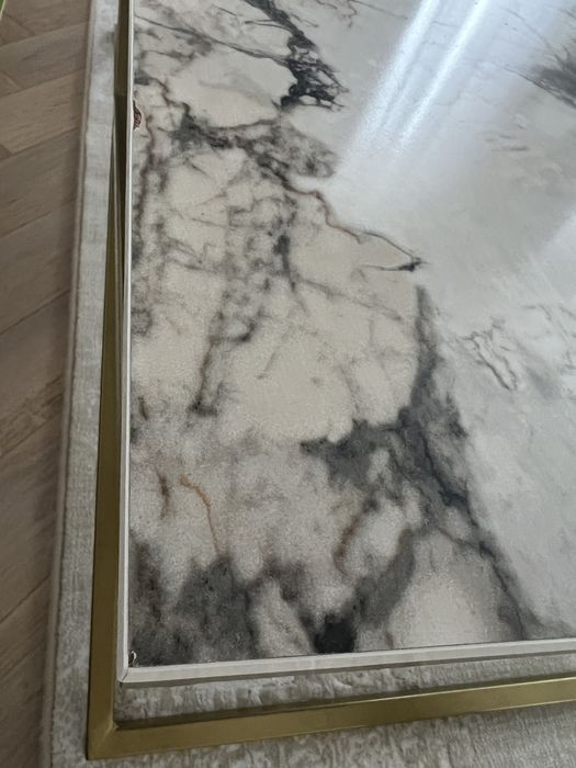 Masuta de cafea aurie