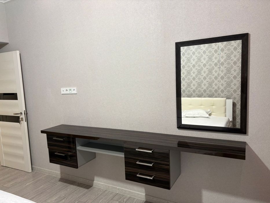 Продам туалетный столик с зеркалом