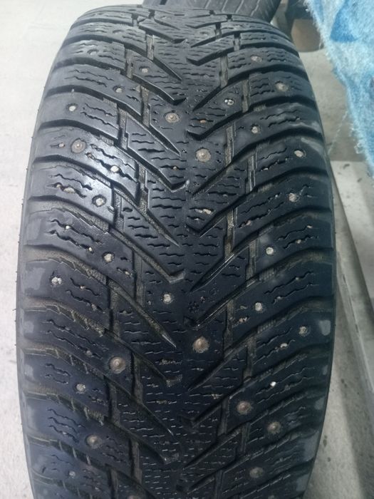 Продам зимние шины Нокиян Хокапилити комплект