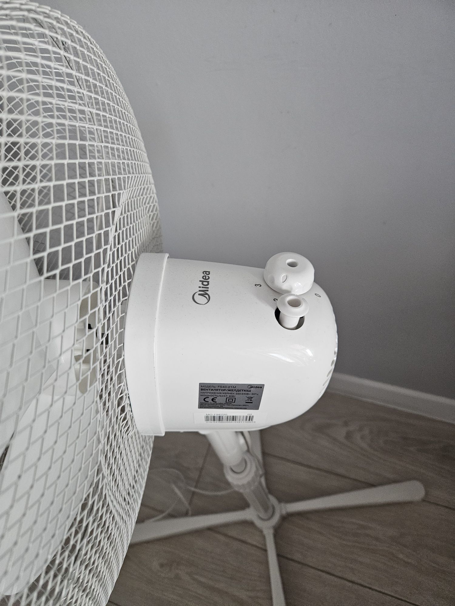 Вентилятор напольный  Midea FS40-20M белый