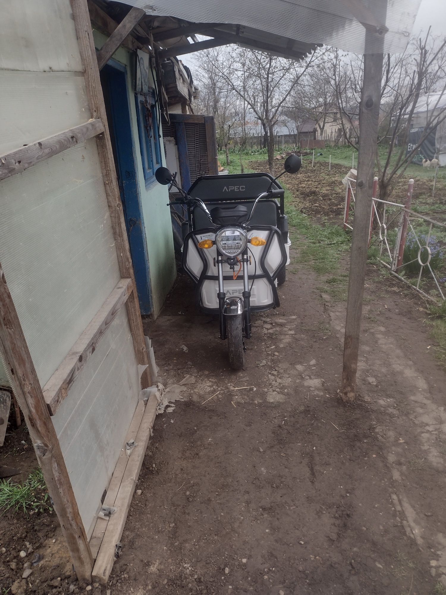 De vânzare tricicletă electrică funcționează bine are acte rar și 2 ch
