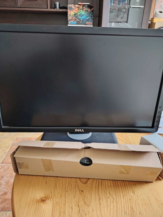 Монитори с колони към тях.