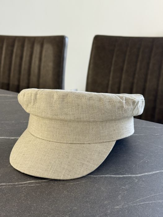 Шапка с козирка от бежов лен