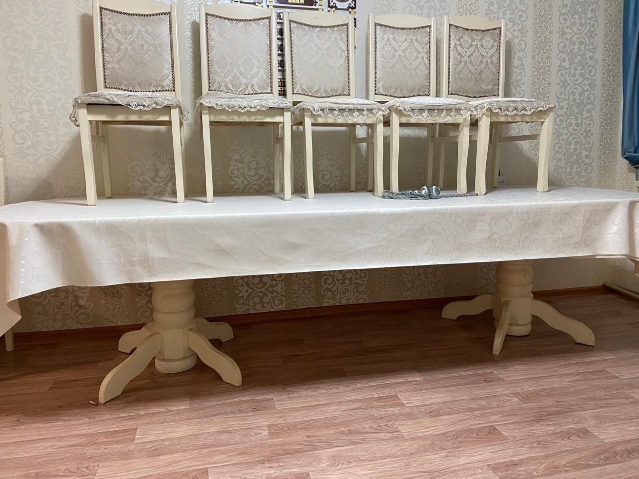 Стол и стулья сатылады