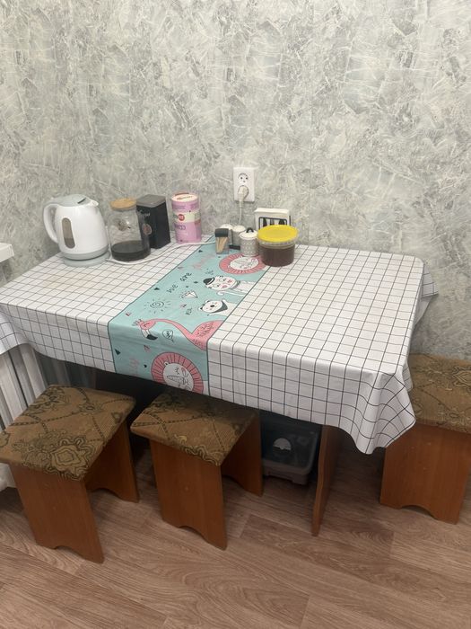 Продам стол и 4 табуретки