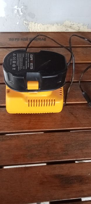 Încărcător original și baterie deWalt