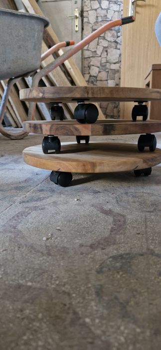 Suporturi din lemn cu roti pentur ghivece