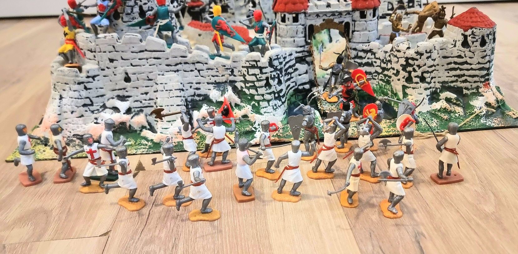 Figurine Cavaleri Medievali si Castel