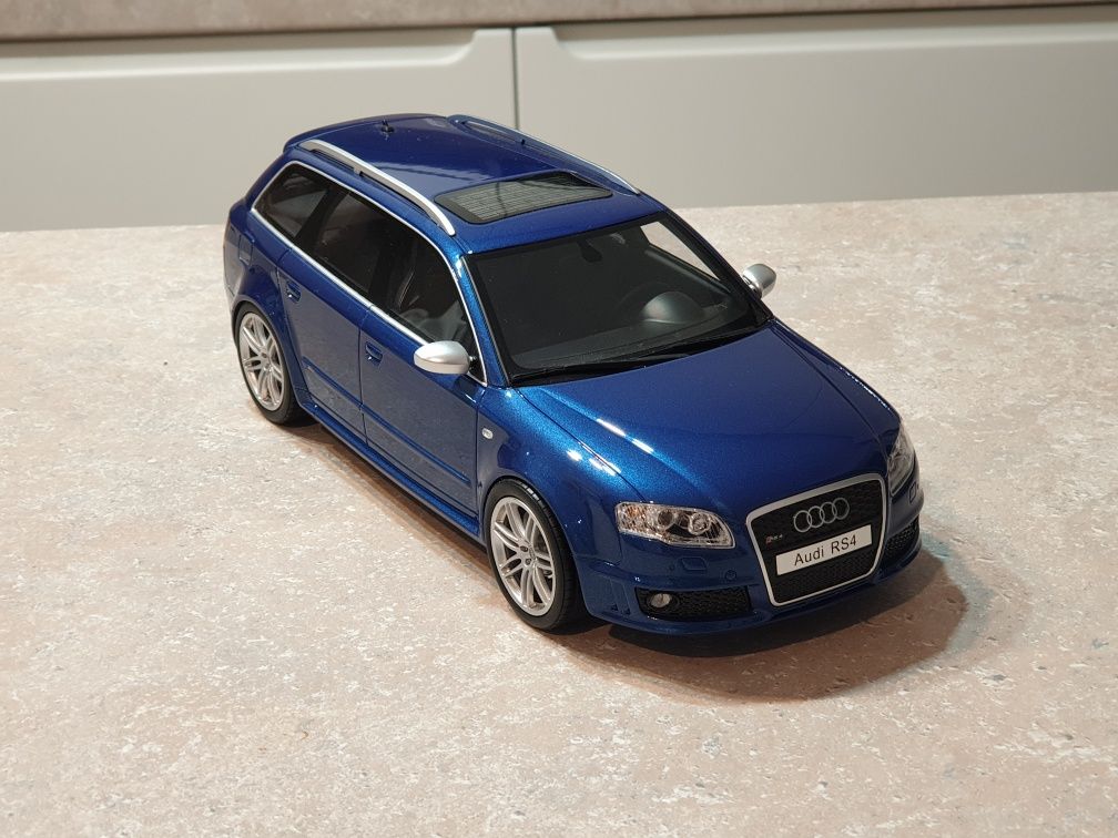 Macheta 1/18 Audi RS4 B7 Avant albastru Ottomobile nu minichamps