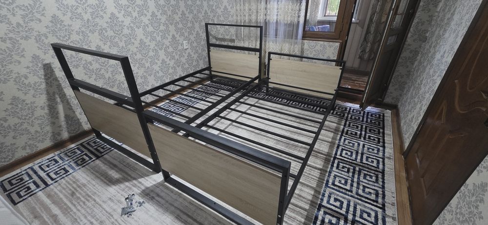 Двухэтажный кровать. Двухъярусная кровать. Металлические икк етажли