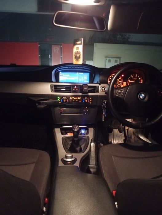 Citește anunțul BMW e90 volan dreapta