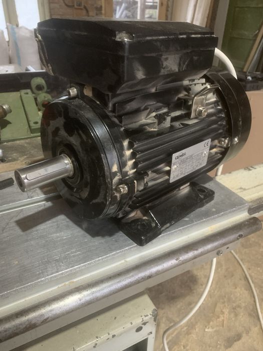 Vând motor mono 220V de 3KW